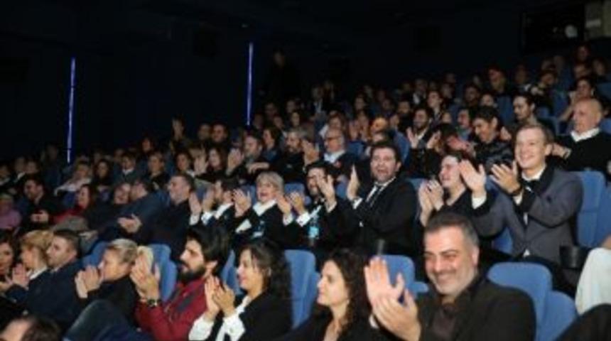 "d&uuml;ğ&uuml;n Dernek" Filminin Nazar Boncuklu Galası Yapıldı