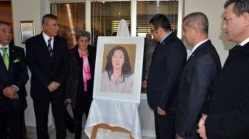 &Ccedil;om&uuml;&rsquo;de Dilek Savaş Adına Yaptırılan Toplantı Salonu A&ccedil;ıldı