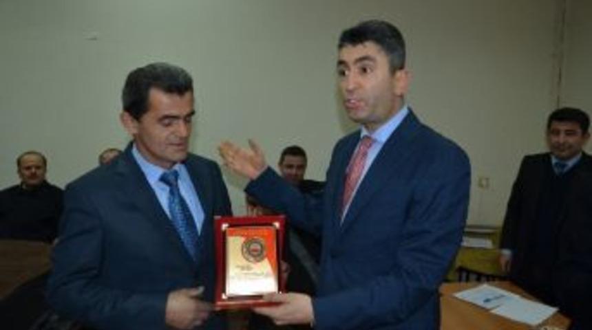 &ldquo;senin De K&ouml;y&uuml;nde 1 Metre Yolun Olsun&rdquo; Diyen Muhtarlara Plaket