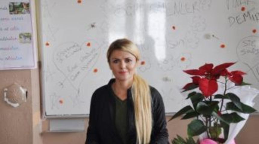 Yılın &Ouml;ğretmeni Şırnak'ta &Ccedil;i&ccedil;eklerle Karşılandı