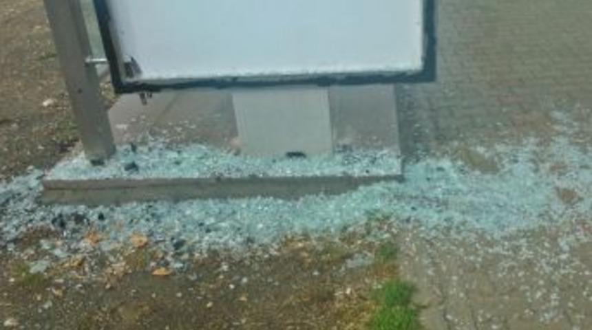 Sungurlu&rsquo;da Otob&uuml;s Durak Camlarını Yine Kırdı