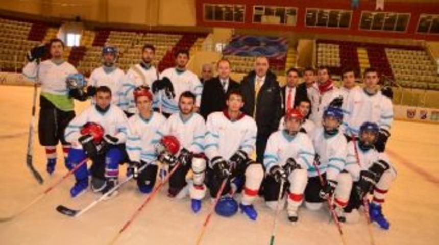 Arısoy, Et&uuml; Buz Hokeyi Takımına Başarı Diledi