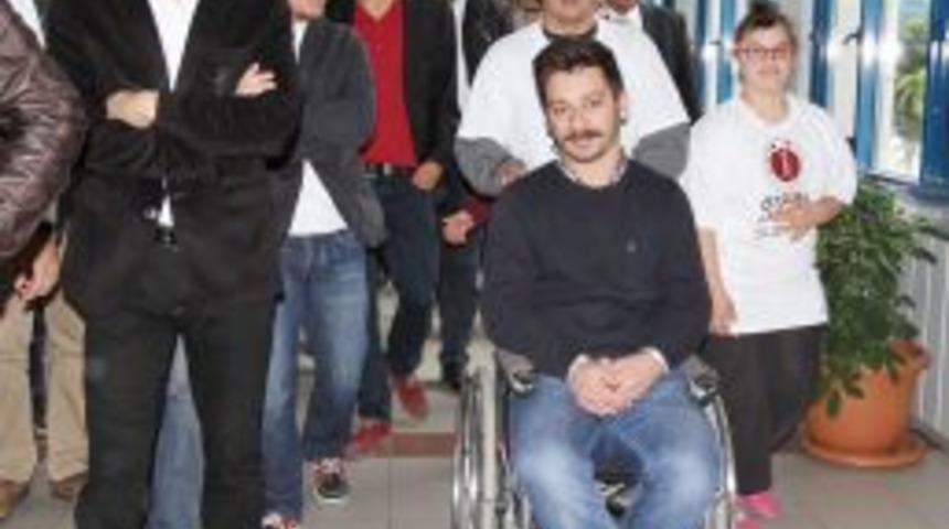 &Uuml;niversite &Ouml;ğrencileri Engelli Aracına Binerek Empati Yaptı