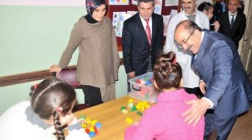 Ortahisar Mahalle Muhtarı Kara&rsquo;dan, Başkan G&uuml;mr&uuml;k&ccedil;&uuml;oğlu&rsquo;na Plaket