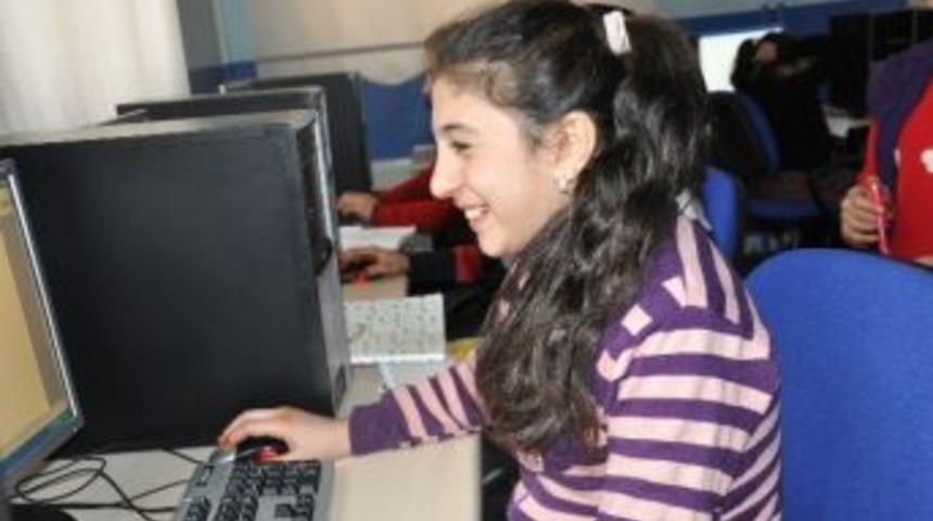 Lise Mezunu Kızlara Sertifikalı Bilgisayar Kursu