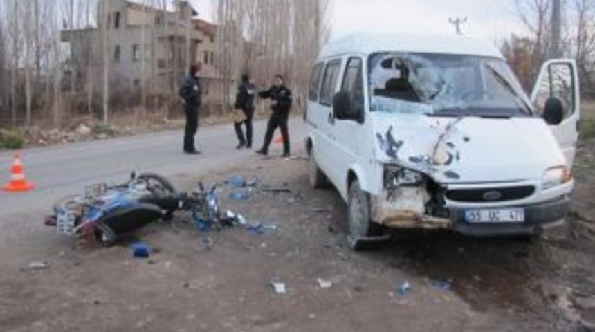 Hisarcık&rsquo;ta Minib&uuml;s İle Motosiklet &Ccedil;arpıştı: 1 Ağır Yaralı