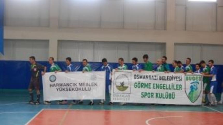 &Uuml;niversiteliler İle G&ouml;rme Engelliler Berabere Kaldı