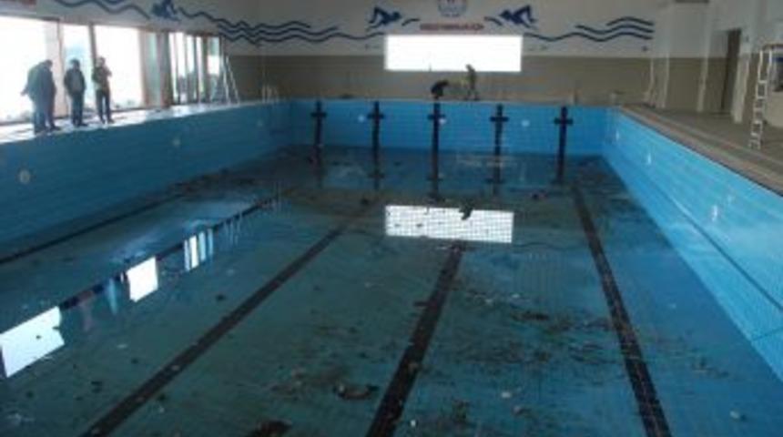 Sahildeki Kapalı Y&uuml;zme Havuzunu Dev Dalgalar Bastı