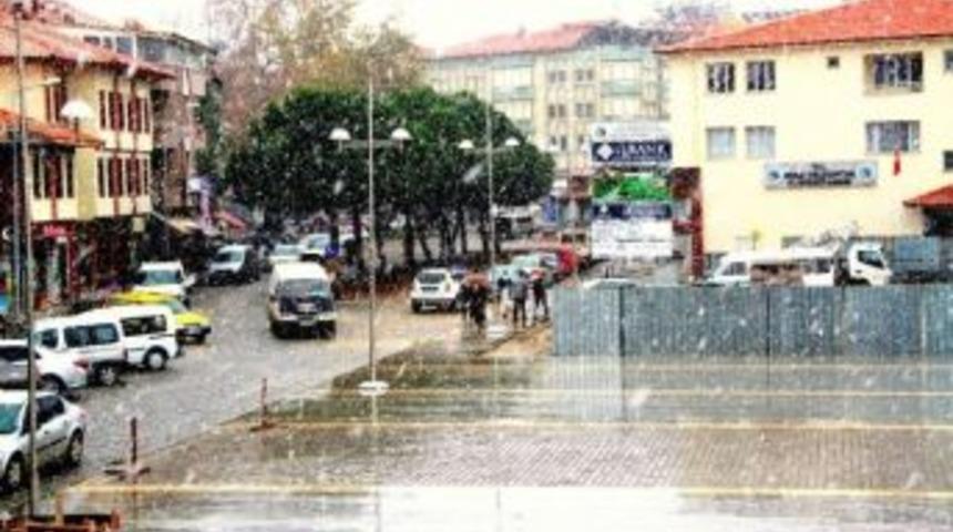 Kula'ya Mevsimin İlk Karı Yağdı