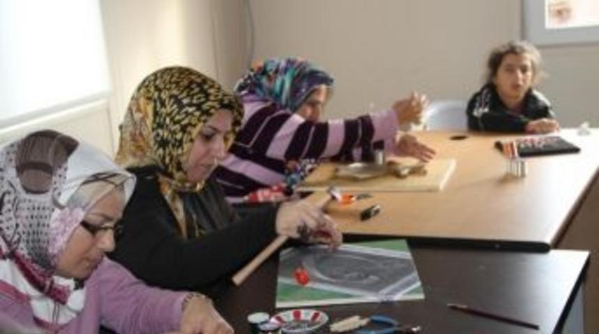 Akyazı Sosyal Gelişim Merkezinde Y&uuml;zler G&uuml;l&uuml;yor