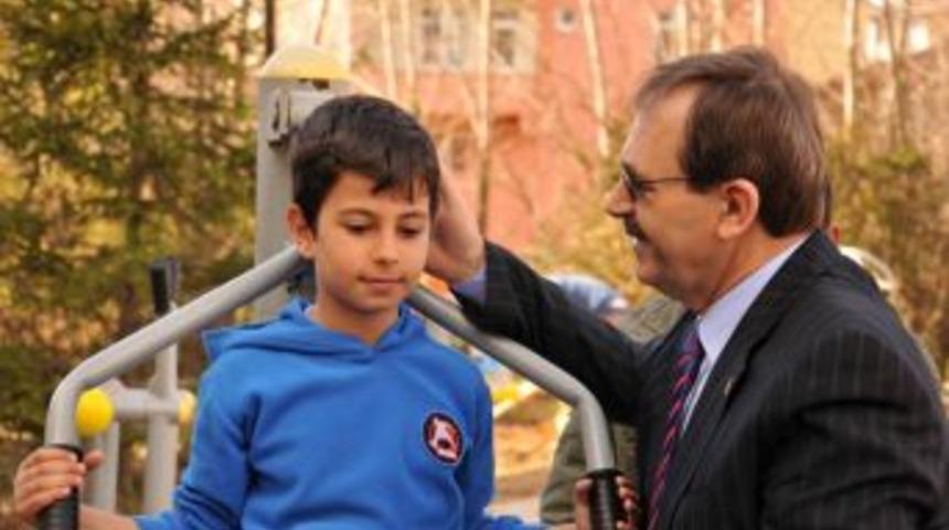 &Ccedil;ocuklar Sadece Yazın Değil Kışın Da Parklarda Eğlenecek