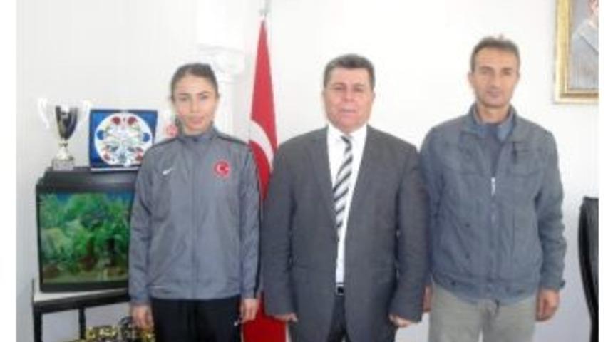 Milli Atlet Hacık&ouml;yl&uuml;, Gen&ccedil;lik Hizmetleri Ve Spor İl M&uuml;d&uuml;r&uuml; Akın&rsquo;ı Ziyaret Etti
