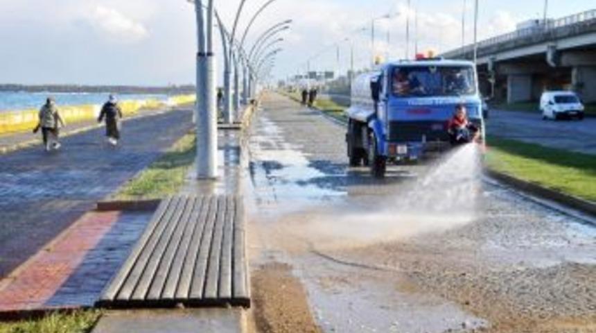 Trabzon&rsquo;da Y&uuml;r&uuml;y&uuml;ş Parkurunda Dalgaların Oluşturduğu Kirlilik Temizleniyor