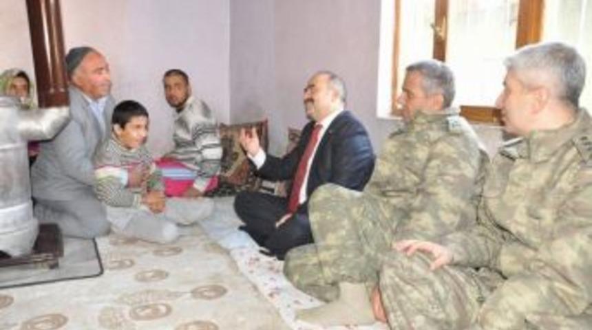Siirt Valisi Aydın, Ziyaret Ettiği Bir K&ouml;yde &Ouml;z&uuml;rl&uuml; 4 &Ccedil;ocuğa Sahip &Ccedil;ıktı