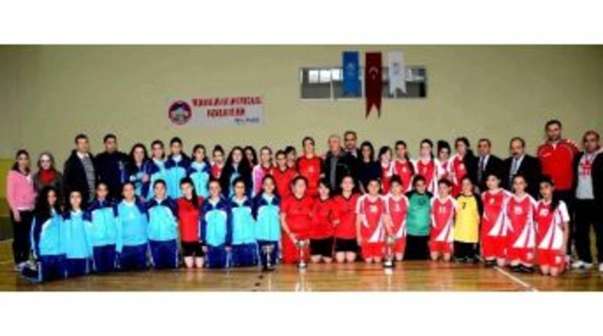 Okullar Arası Gen&ccedil; Bayanlar Hentbol Turnuvasında Seyyid Burhaneddin End&uuml;stri Meslek Lisesi Şampiyon Oldu