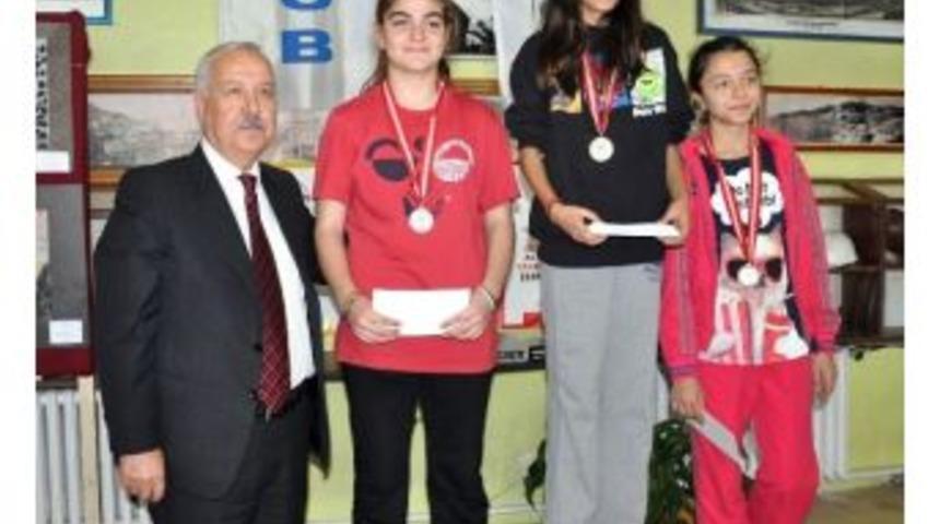 Yol Koşusunda Dereceye Girenlere &Ouml;d&uuml;lleri Verildi
