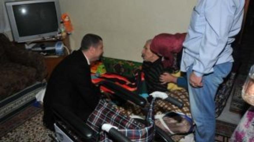 Başkan Kuzu Engelliler G&uuml;n&uuml;nde Tekerlekli Sandalye Dağıttı