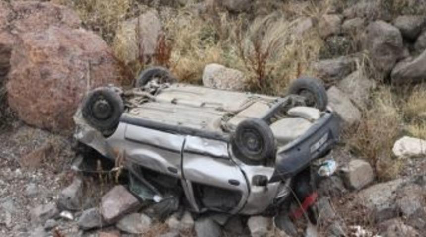 Otomobil Şarampole Yuvarlandı: 2 &Ouml;l&uuml;, 1 Yaralı