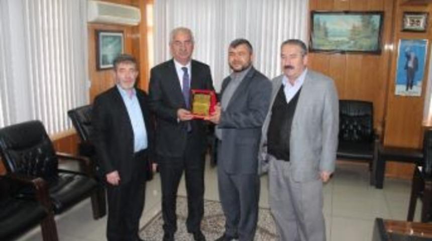 Hak-bir-sen Yozgat İl Y&ouml;netiminden Akdağmadeni Belediye Başkanı Daştan&rsquo;a Teşekk&uuml;r Plaketi