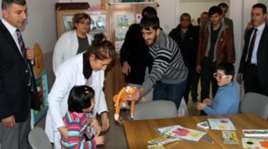G&ouml;n&uuml;ll&uuml; Gen&ccedil;ler Engelli &Ccedil;ocukları Sevindirdi
