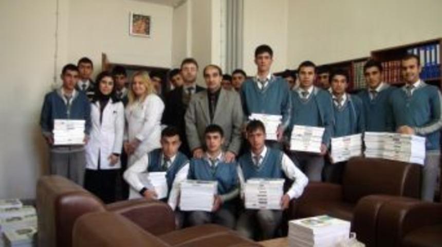 Kağızman İmam Hatip Lisesinde kitap dağıtımı