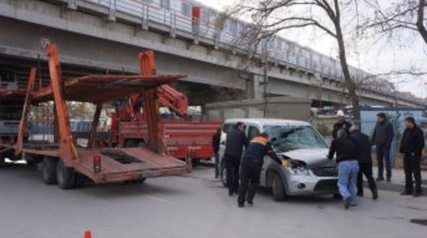 Emniyete Ait Sıfır Ara&ccedil;ları Taşıyan TIR K&ouml;pr&uuml;ye Sıkıştı