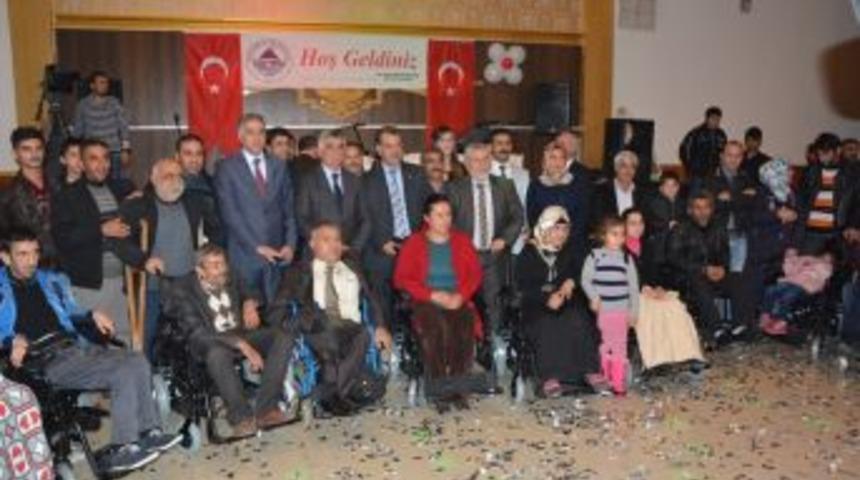 Engelliler Ak&uuml;l&uuml; Arabalarla Sevindirildi