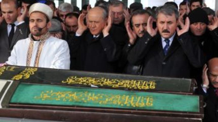 12 Eyl&uuml;l Darbesinde Idam Edilen 'ilk &Uuml;lk&uuml;c&uuml;'n&uuml;n Annesi Toprağa Verildi