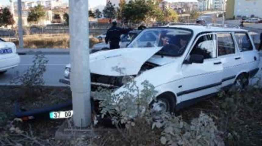 Yoldan &Ccedil;ıkan Otomobil Elektrik Direğine &Ccedil;arptı