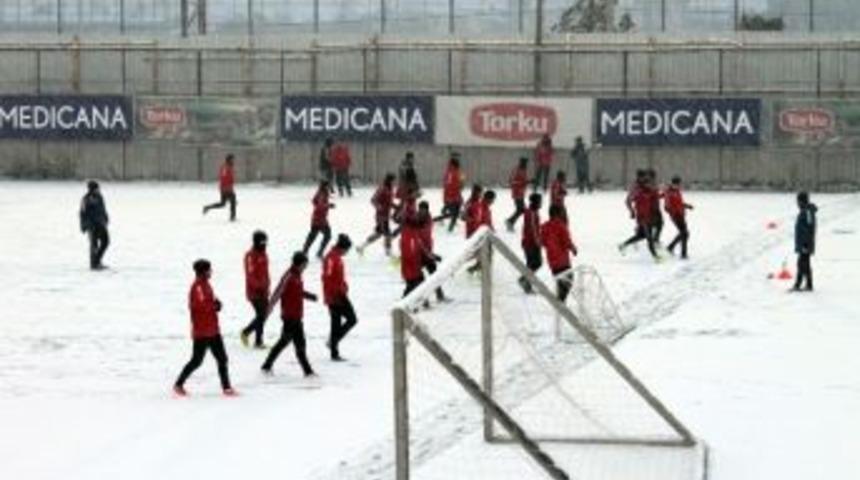 Torku Konyaspor, Kar Altında &Ccedil;alıştı