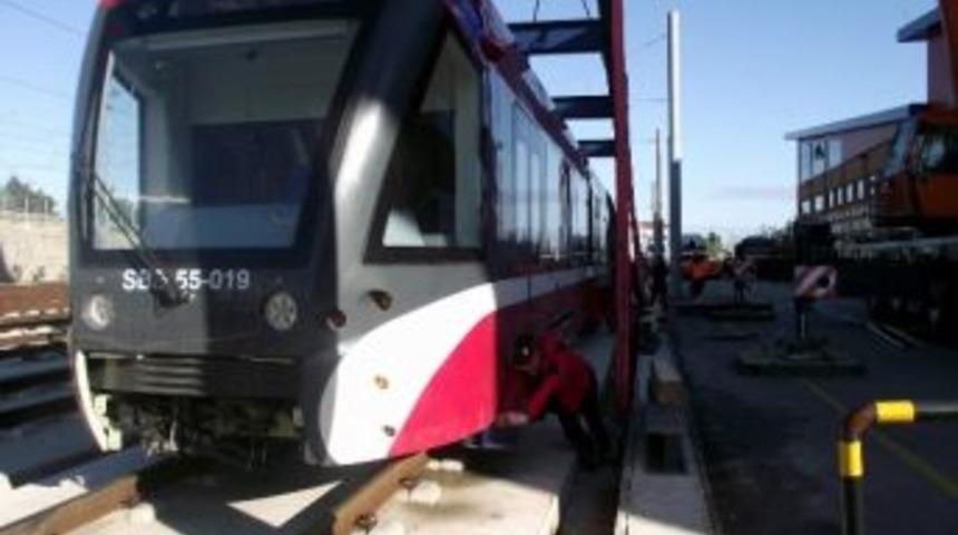 Yeni Tramvay Raylara İndi