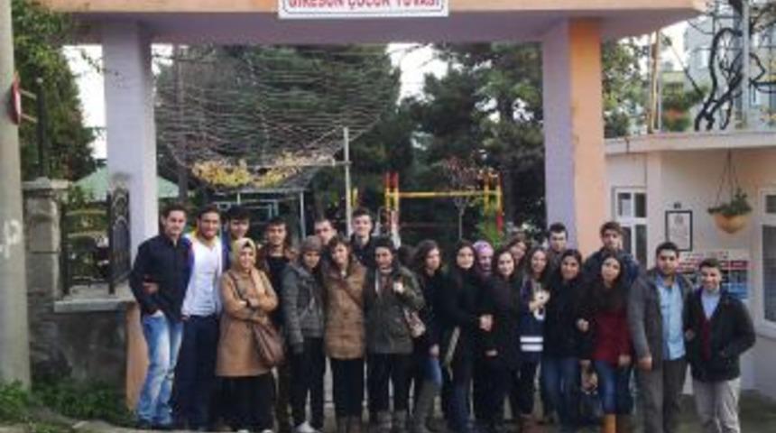 &Uuml;niversite &Ouml;ğrencilerinden &Ccedil;ocuk Yuvası Ziyaret