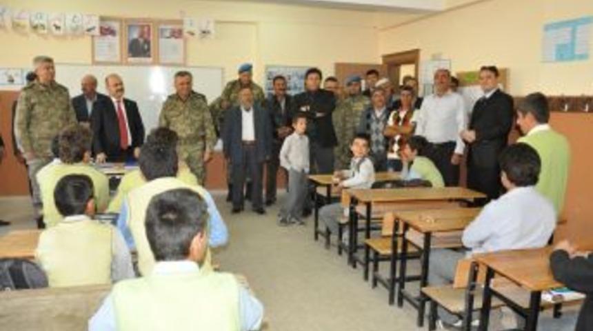 Vali Aydın, 5 &Ccedil;ocuğundan 4'&uuml; Engelli Olan Aileyi Ziyaret Etti