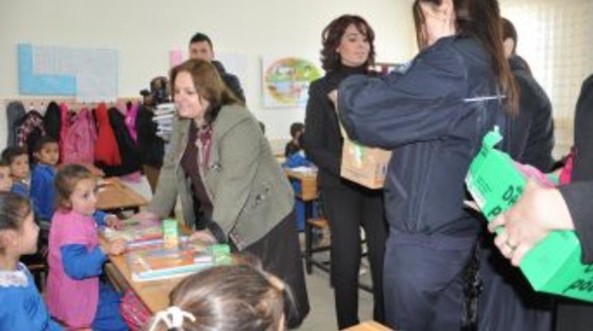 Polis Eşleri Kaynaşma Yardımlaşma Derneği, Kırtasiye Malzemesi Dağıttı