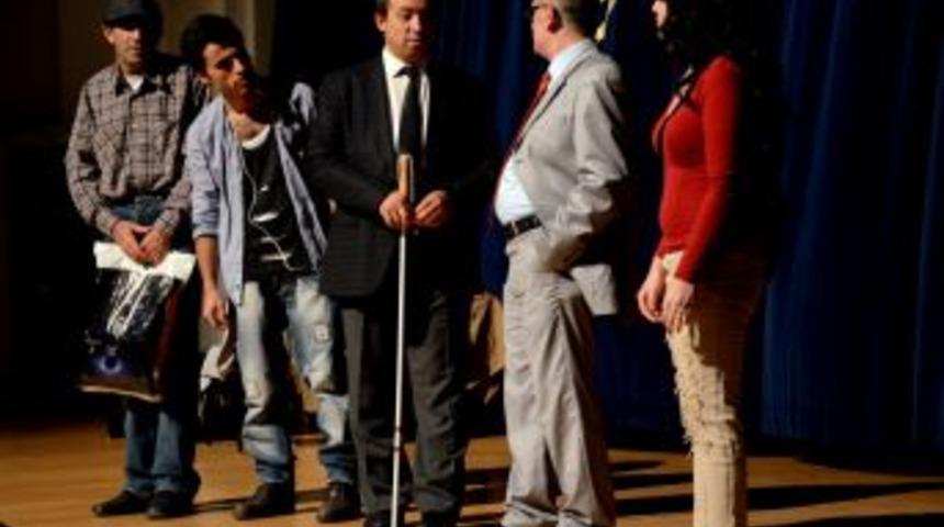 Engelliler Sorunlarını Tiyatroyla Dile Getirdi