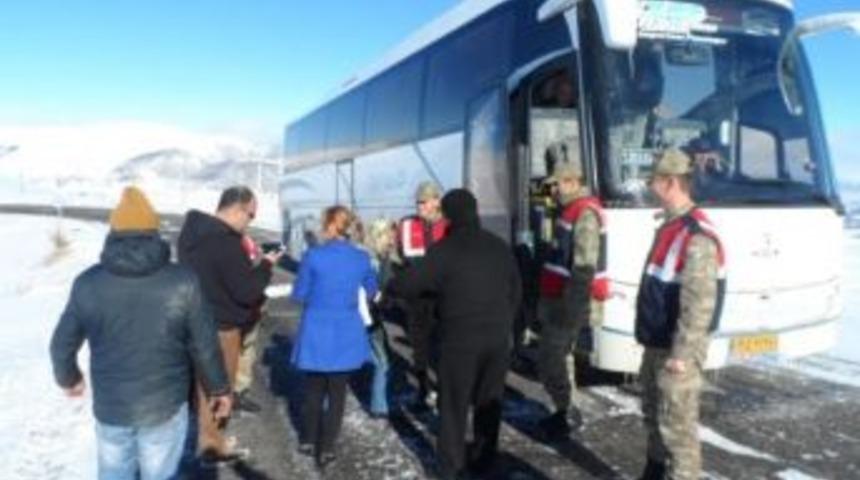 Jandarma Ilgar Dağında Mahsur Kalan İranlıları Kurtardı