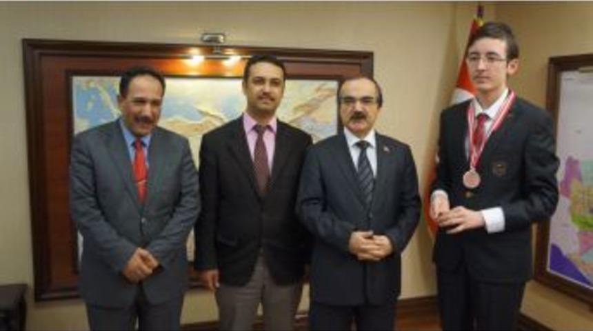 &Ouml;zel Bur&ccedil;lu &Ouml;ğrenciyi Kabul Eden Vali Coş: Bu Başarı Adana'ya &Ccedil;ok Yakıştı