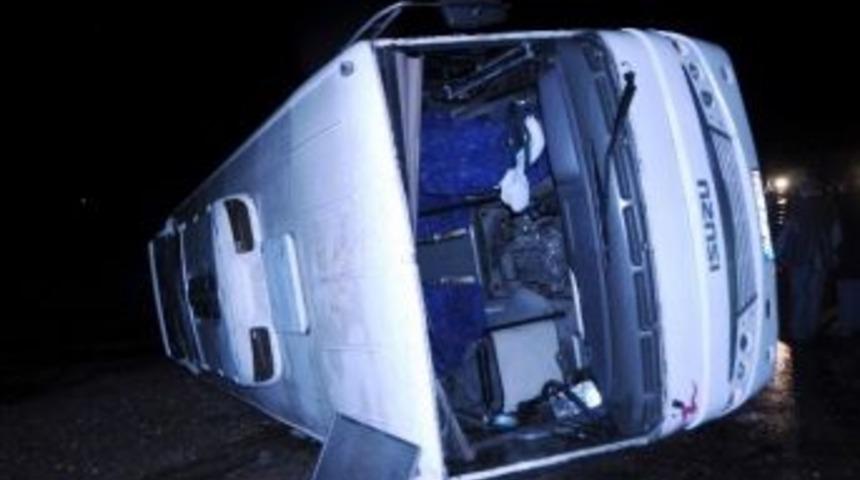 İş&ccedil;ileri Taşıyan Midib&uuml;s Yan Yattı: 11 Yaralı