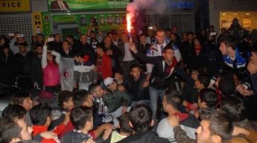 Fethiye Sokakları Lacivert-beyaza B&uuml;r&uuml;nd&uuml;