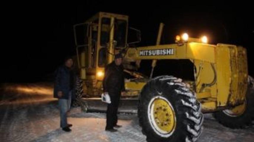 Erzurum'da Kar Nedeniyle Kapanan K&ouml;y Yolları A&ccedil;ılıyor