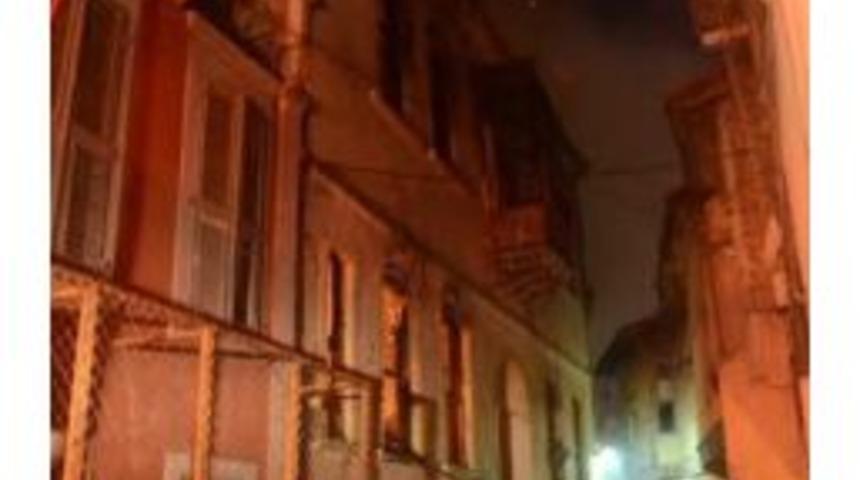 İzmir&rsquo;in Tarihi Semti Basmane&rsquo;de Korkutan Yangın