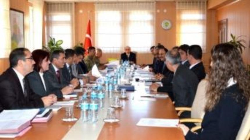 Vali Azizoğlu, "karla M&uuml;cadelede T&uuml;m Kurumlar Birlikte Hareket Edecek"