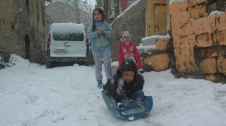 Kar Yağışı &Ccedil;ocuklar İ&ccedil;in Eğlence Oldu