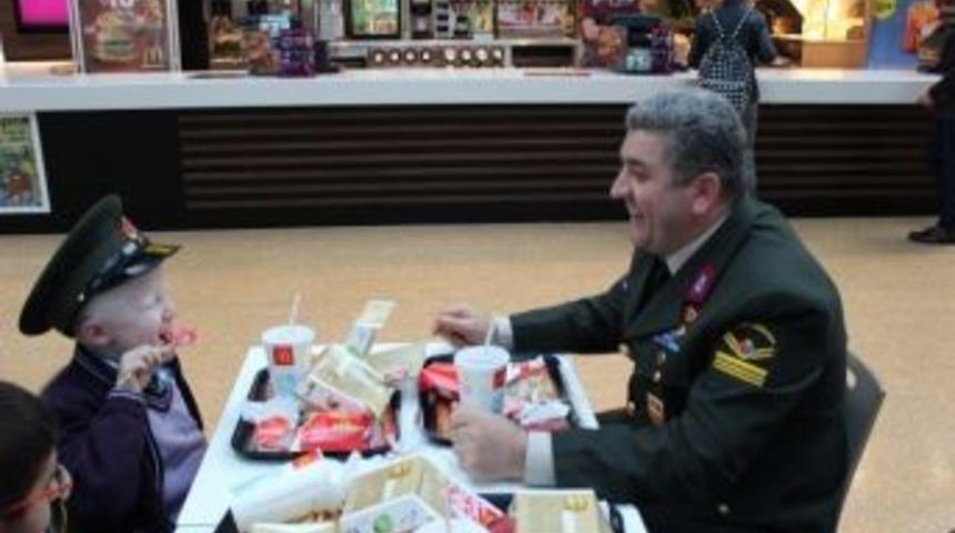 Engelli &Ouml;ğrenciler Piazza&rsquo;da G&ouml;n&uuml;llerince Eğlendi