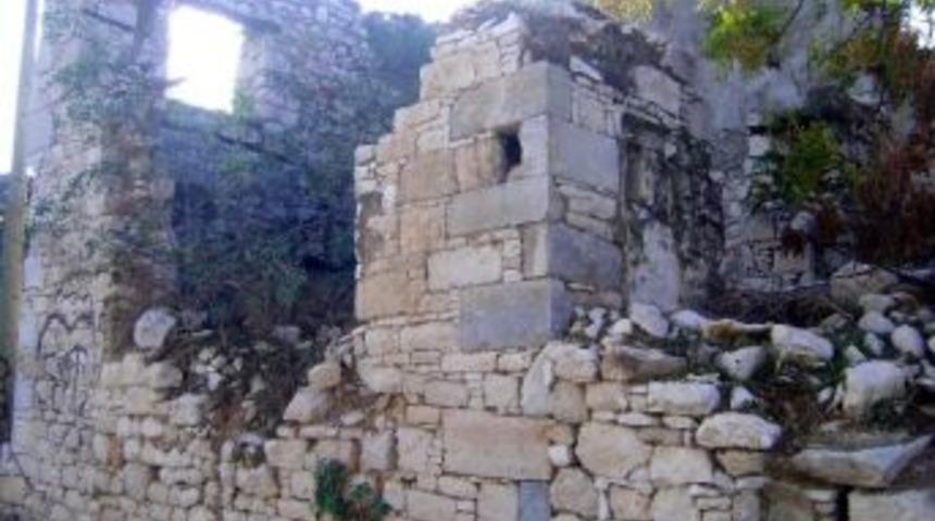 Akk&ouml;y&rsquo;de Rumlardan Kalan Taş Evler Bir Bir Yıkılıyor