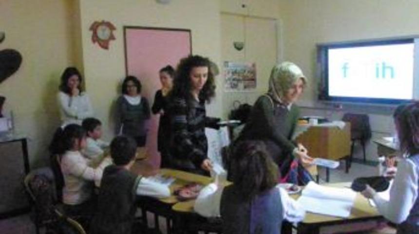 Engelli Gen&ccedil;lere Kırtasiye Malzemesi Hediye Edildi