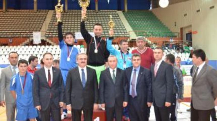 &Ouml;zel Sporcular Kupalarını Vali Karaloğlu&rsquo;ndan Aldı