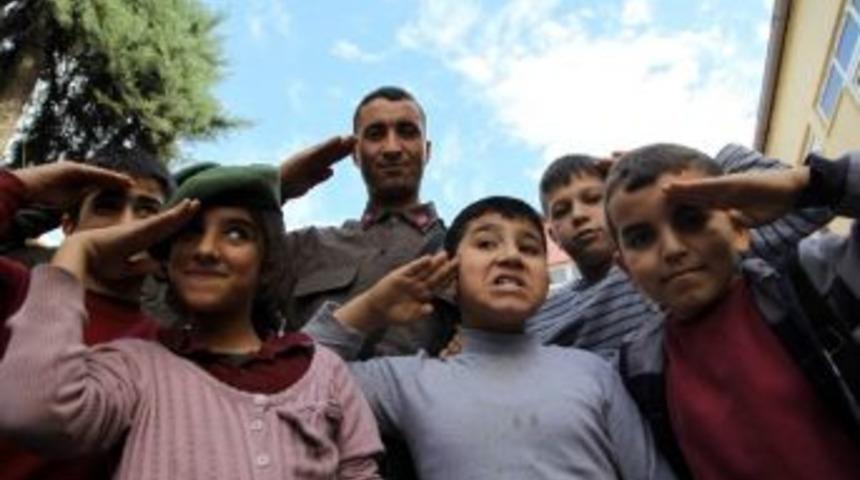 Askerden El İşareti İle 'yalnız Değilsiniz' Mesajı