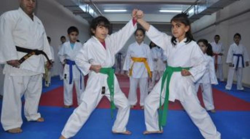 Muş&rsquo;ta Minik Kareteciler Sertifikalarını Aldı