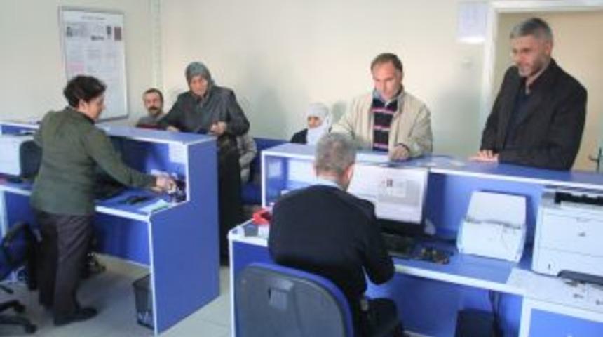 Pasaport B&uuml;rosunda Umre Yoğunluğu Yaşanıyor